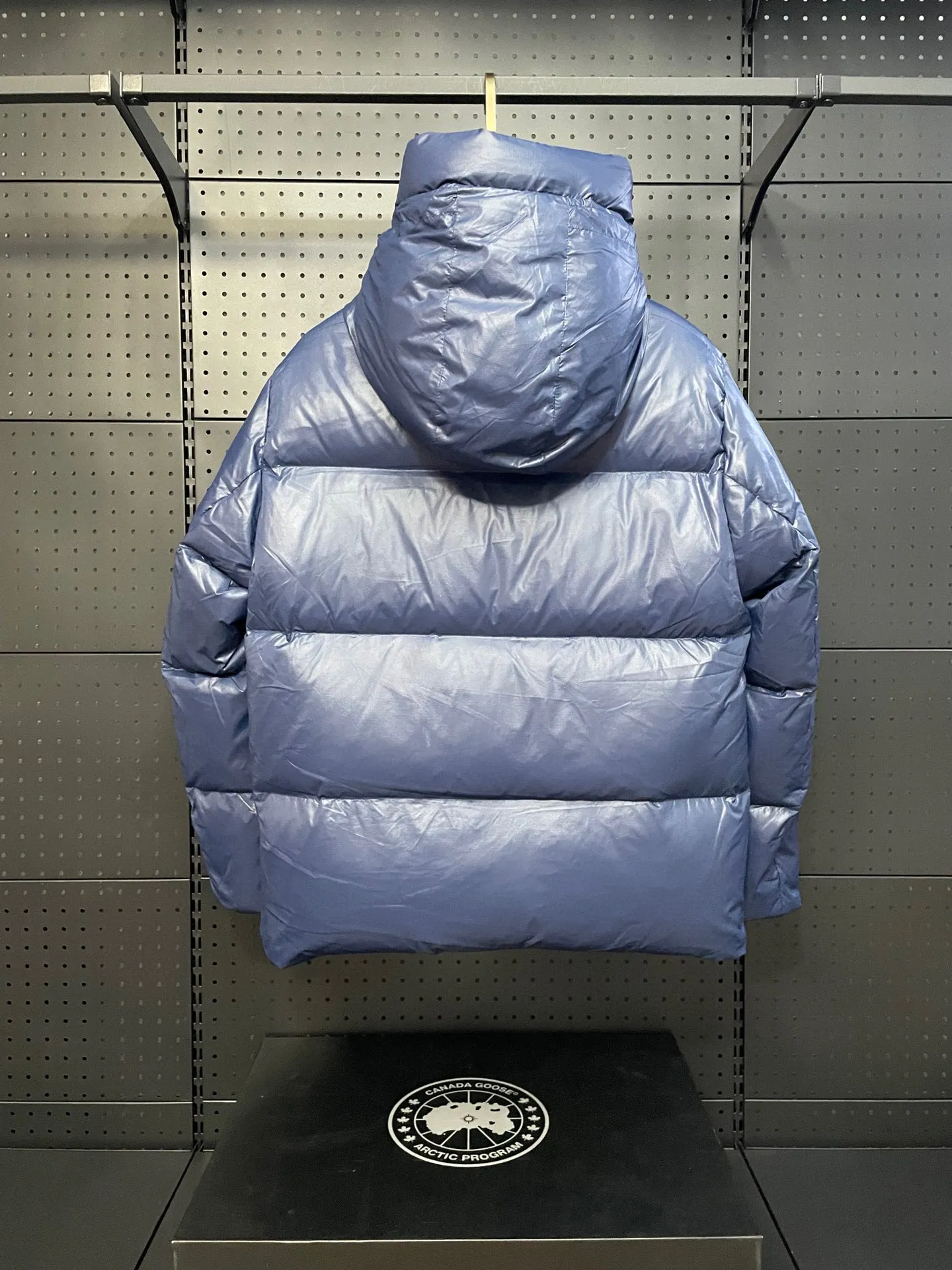 P780 Blue Red Label Top Version 𝘾𝘼𝙉𝘼𝘿𝘼 𝙂𝙊𝙊𝙎𝙀/Canada Goose 2023 Limited New Crofton Puff Down Jacket Pure Guangzhou Inspection 95 White Duck Down Filling‼  Top version, ceiling level‼ Crofton soft bread, the latest style in 2023, has a cold protection effect of up to level 4. It is made of recycled Feather-Light tear-resistant fabric. It is ultra-light and has no weight on the upper body at all! The unique black label highlights your temperament‼  Canada Goose, a Canadian brand, has always been recognized as the warmest down jacket. Various Instagram celebrities, Internet celebrities, and celebrities often wear it for street photos. I do Canada Goose every year, but I still can’t get rid of my love for geese. No matter how cold the winter is, there is no need to be afraid, because there are geese! Filled with 80% white duck down, Canada Goose is the legendary warmest down jacket and is known as a must-have for Arctic outdoor sports! The most popular down jacket in the world, celebrities are rushing to buy it, it is a must-have! Same style for men and women Size: S-XXL